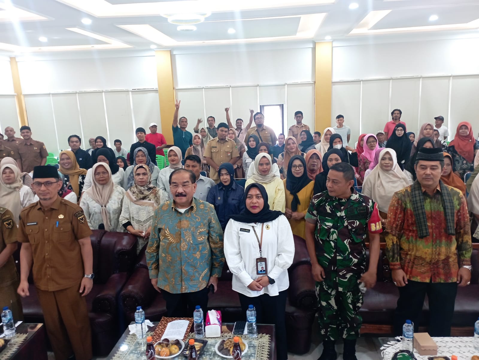 Shadiq Pasadigoe foto bersama dengan peserta sosialisasi P5HAM. 